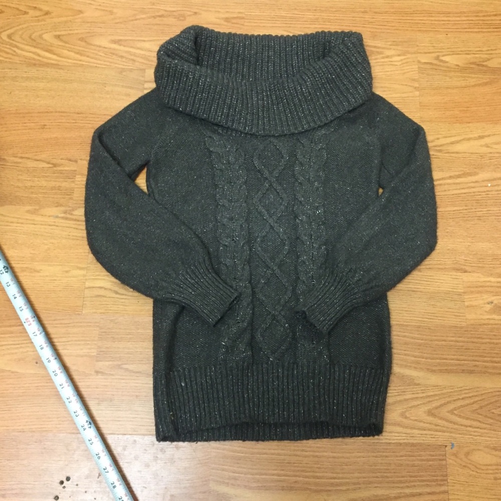 Women’s sweaters size m bcbg maxaxria